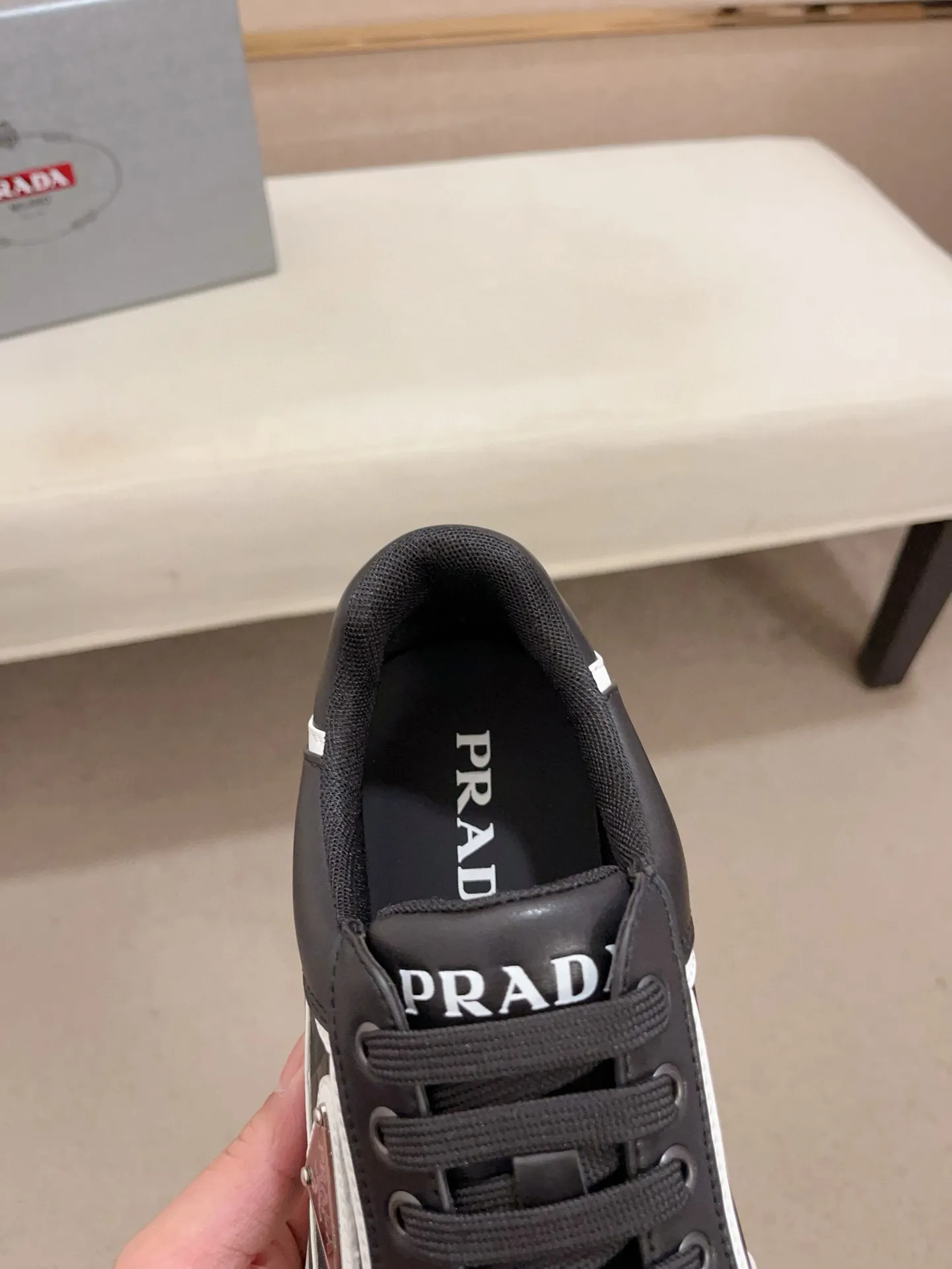 Men's shoes 💰 580 💰 (high version) new Prada (Prada) high-top counters are launched simultaneously, new men's shoes, 😘fabrics are selected from waterproof technical cloth. First layer cowhide lining. 👍🏿Original molded anti-slip rubber outsole, with exquisite lines, simple and elegant, comfortable and high-end for leisure travel. Number of yards: 38 to 44. (Can be customized for 45.46.)